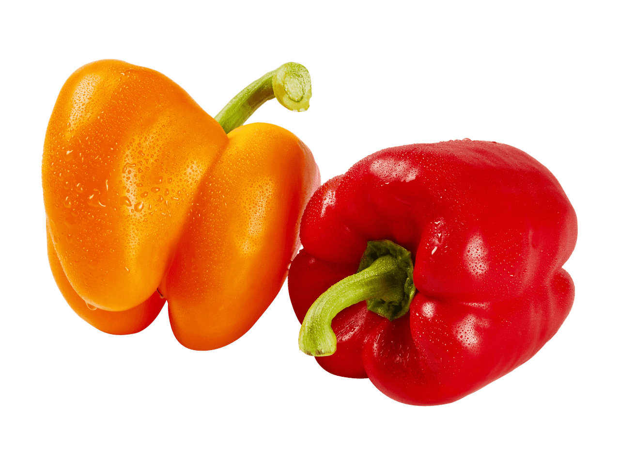 Deux poivrons frais, un orange et un rouge, avec des gouttelettes d'eau sur fond noir.