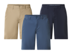 Tri muške kratke hlače u bež, plavoj i tamnoplavoj boji, s gumbom i petljama za remen.