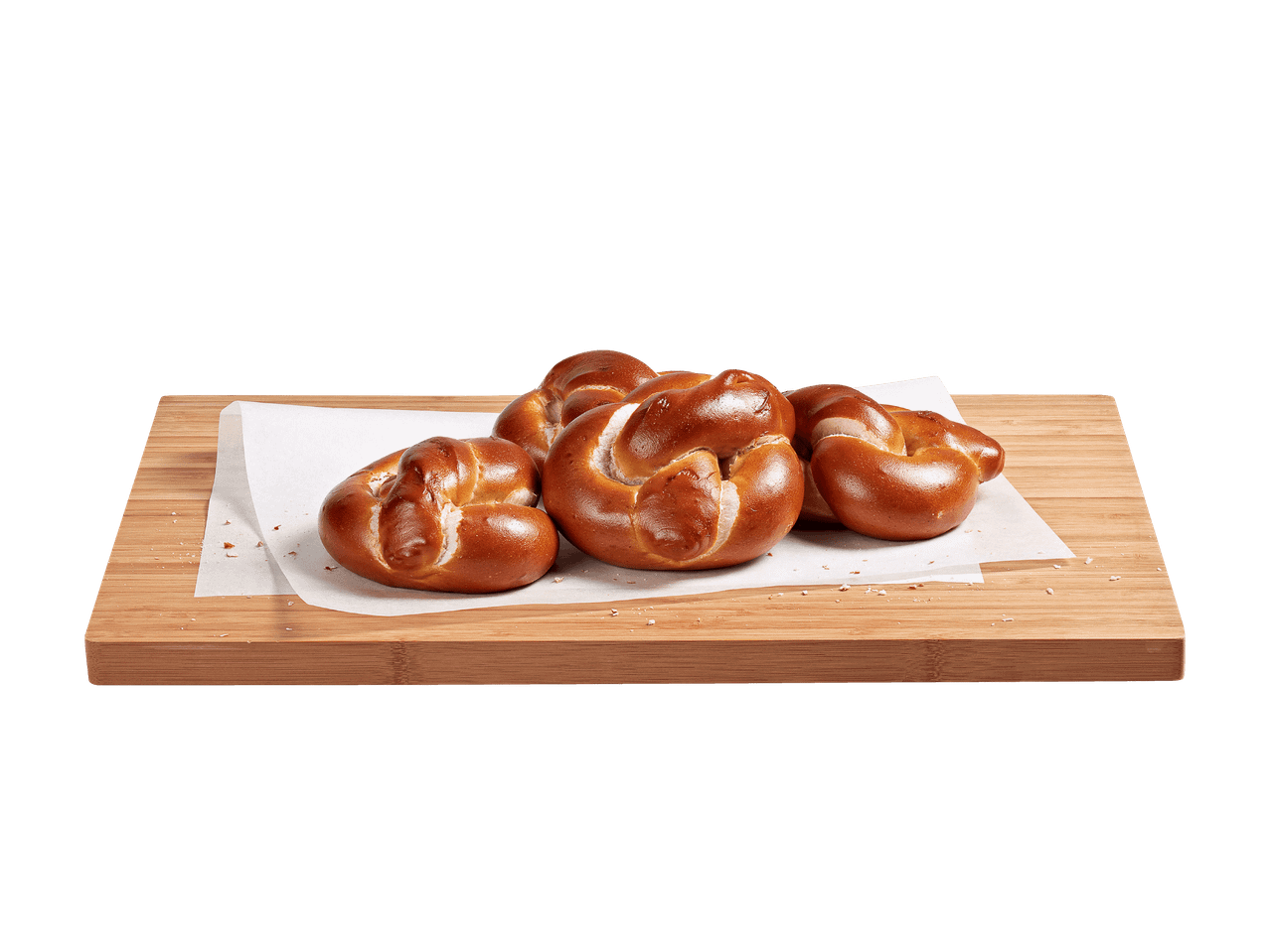 Quattro panini intrecciati tipo pretzel su un tagliere di legno.