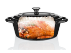 Uma panela de ferro fundido preta com um frango assado dentro.