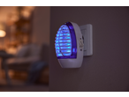Capcană UV pentru insecte conectată la perete, cu lumină albastră strălucitoare.