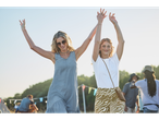 Letní šaty a kalhoty se vzorem zebry na festivalu.
