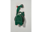 Carretel de mangueira de jardim verde na parede com pistola de rega.