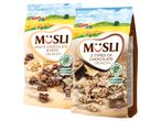 Dvě balení müsli Bona Vita: jedno s bílou a sušenkami, druhé s trojitou čokoládou.