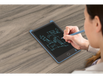O femeie desenează o schiță a unui oraș pe o tabletă LCD.