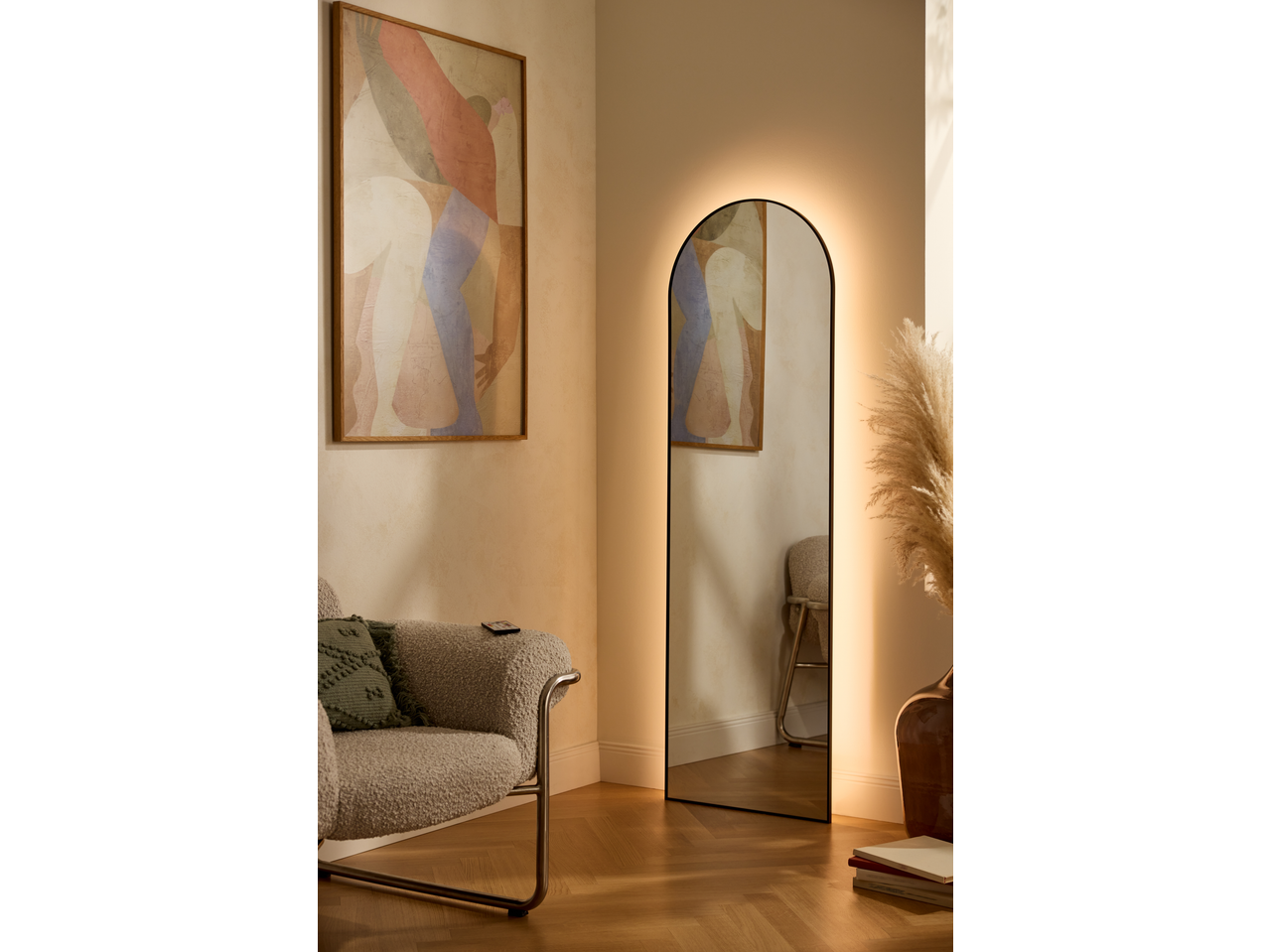 Sala de estar com espelho retroiluminado, pintura abstrata e poltrona aconchegante.
