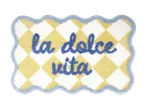 Blå og gul badeværelsesmåtte med ternet mønster og teksten 'la dolce vita'.