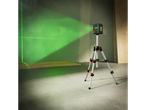Parkside laserski nivelator na stativu projektuje zelene laserske linije na zid u sobi.