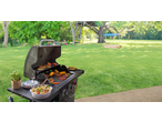 Grill mit Burgern, Hot Dogs, Mais und Salat in einem Gartenambiente