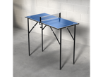 Mini Mesa de Ping Pong Crivit azul com rede e pernas pretas, pronta para jogar.