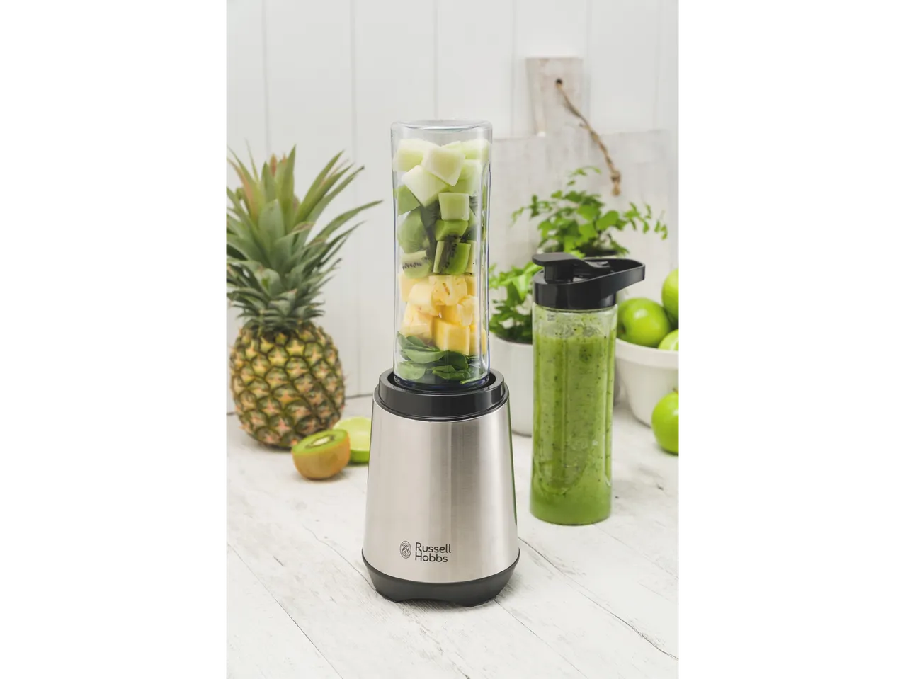 Blender Russell Hobbs cu fructe și legume pentru smoothie.