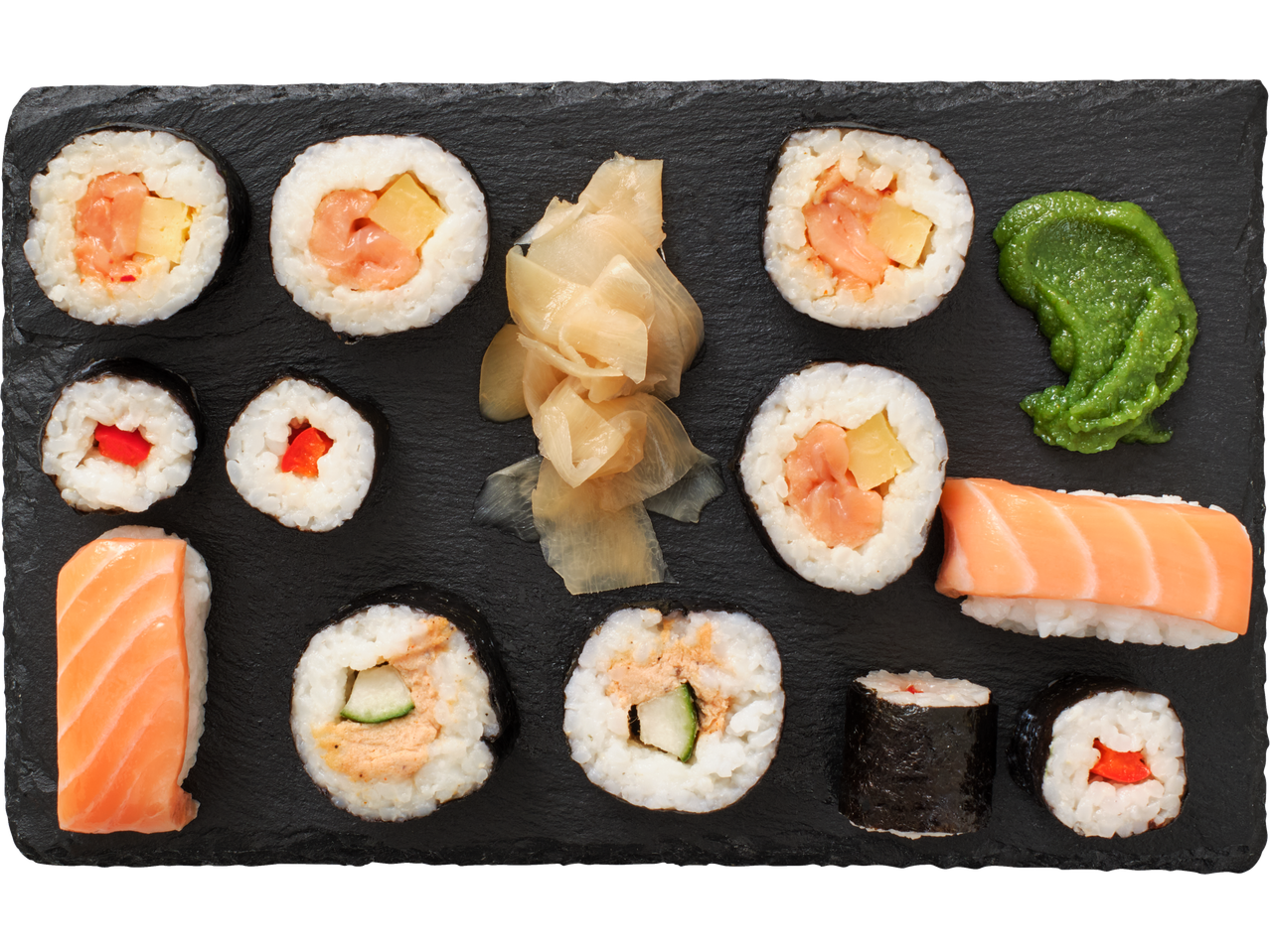 Fishnet sushi komplekt ingveri ja wasabiga mustal laual.
