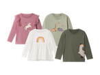 Četiri dječje majice dugih rukava: ružičasta s jednorogom, bijela s dugom, svijetlozelena s dinosaurima i tamnozelena s lamom.