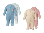Vier Baby-Schlafanzüge: zwei blaue mit Bärenmotiv und zwei rosa mit Bärenmuster.