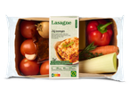 Vegetarische lasagne: kit met groenten en saus, klaar om te bakken.