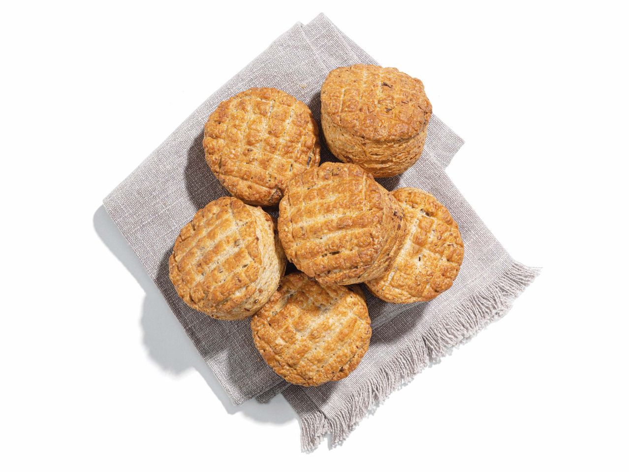 Teljes kiőrlésű scones lenvászon szalvétán.