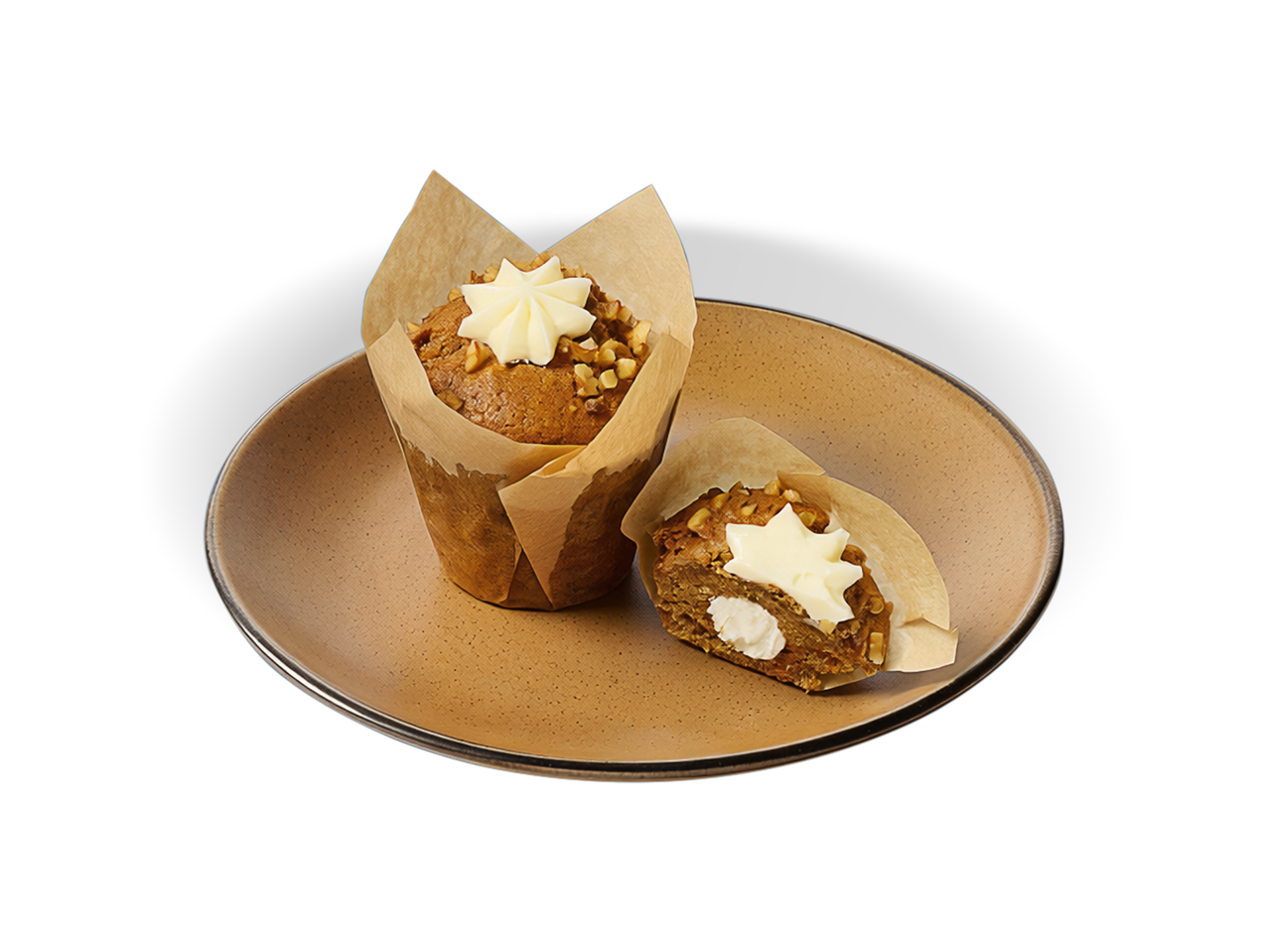 Brioșe cu nuci și cremă, una tăiată pentru a arăta umplutura.