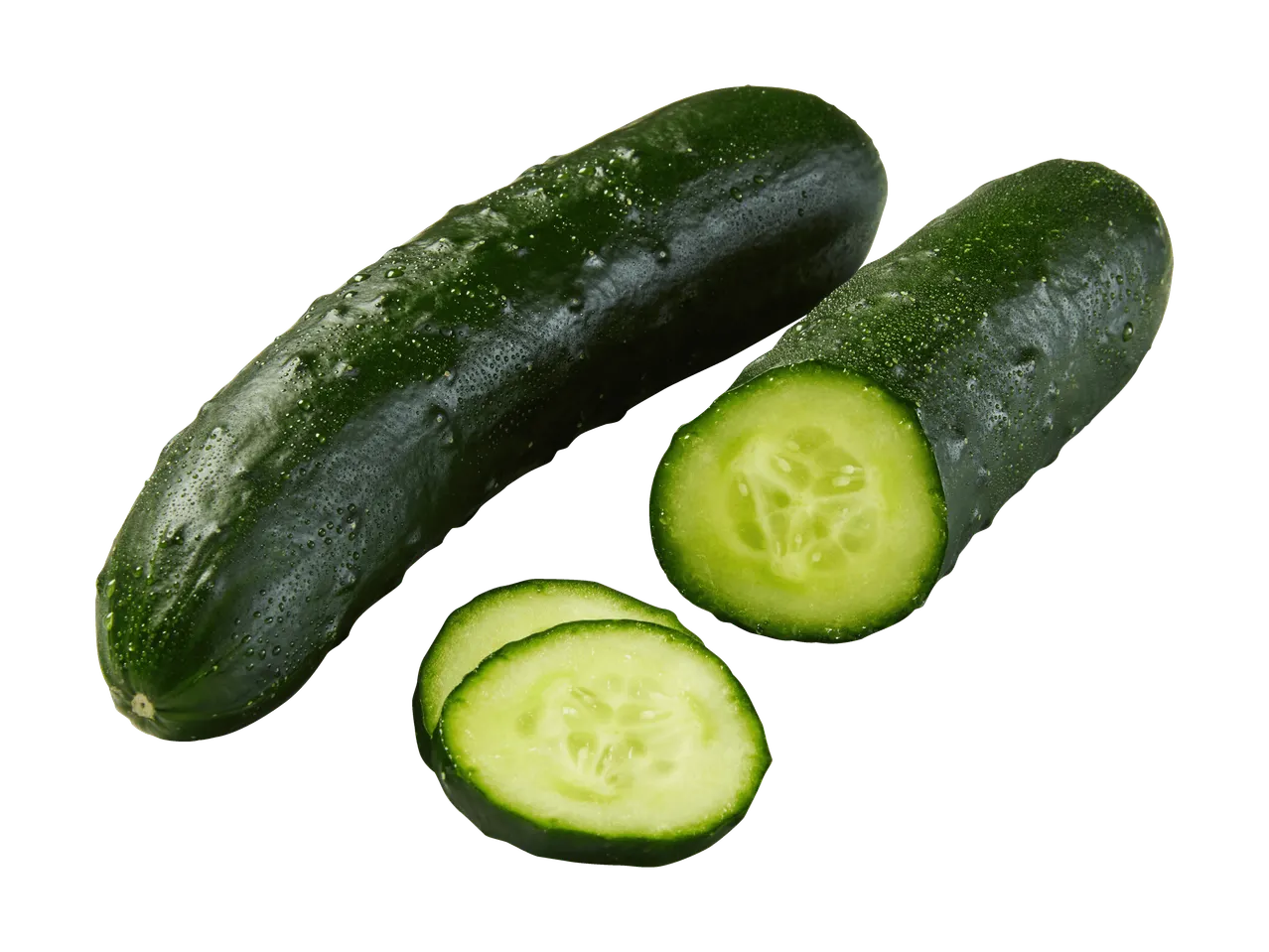 Concombres frais, l'un coupé en deux et en tranches, sur fond noir.