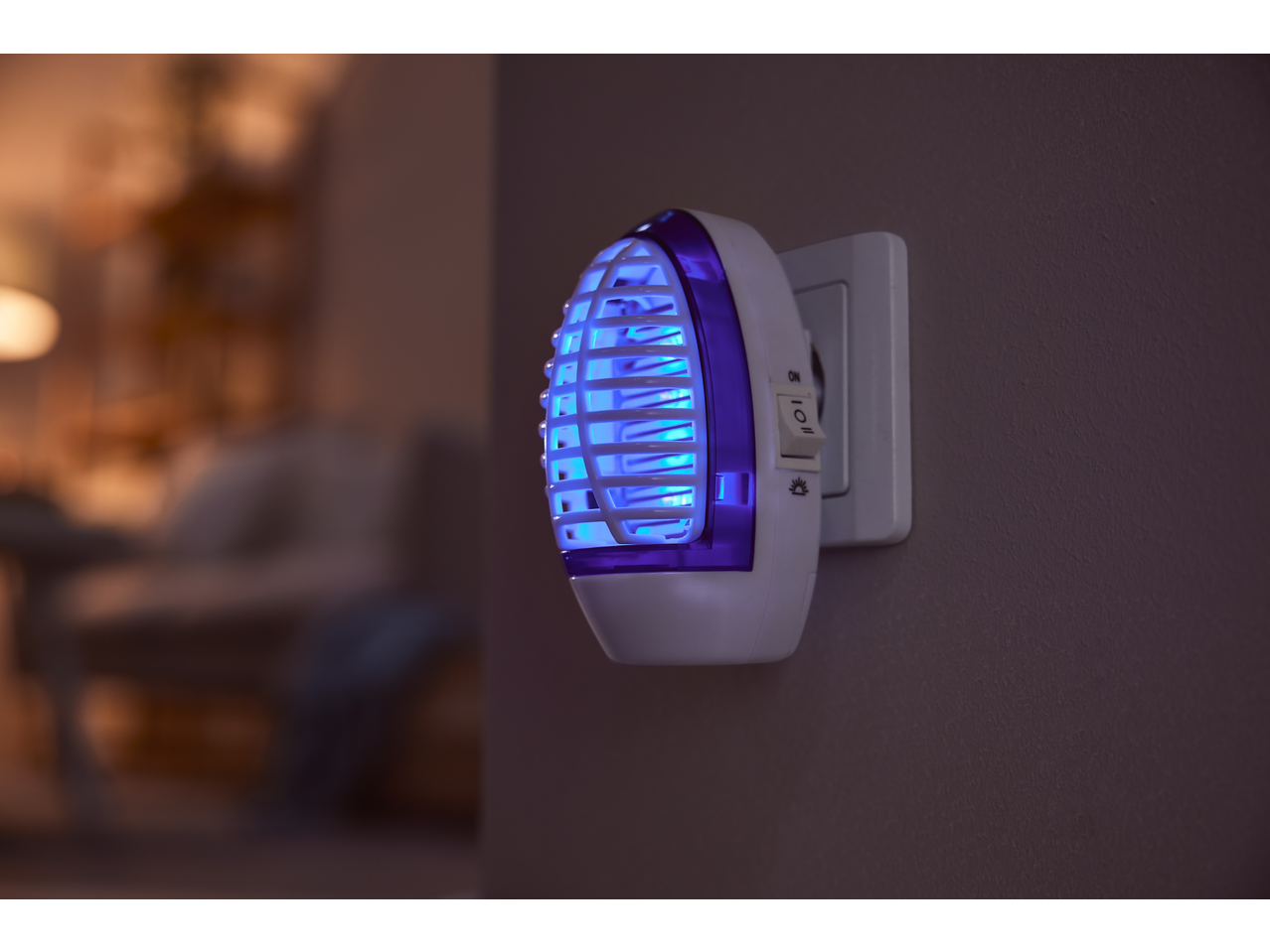 Capcană UV pentru insecte conectată la perete, cu lumină albastră strălucitoare.
