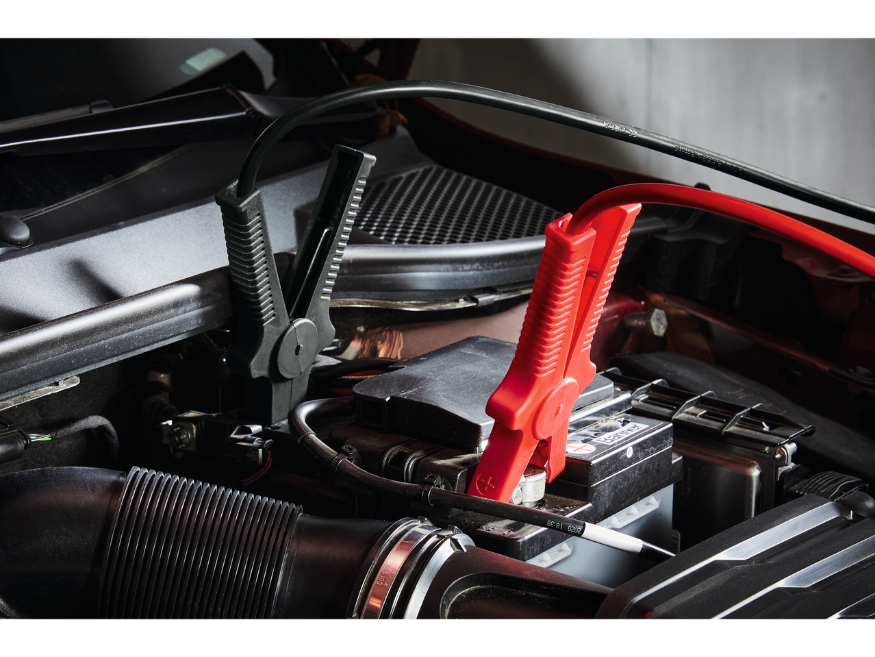 ULTIMATE SPEED® auto käivituskaablid ühendatud autoakuga.