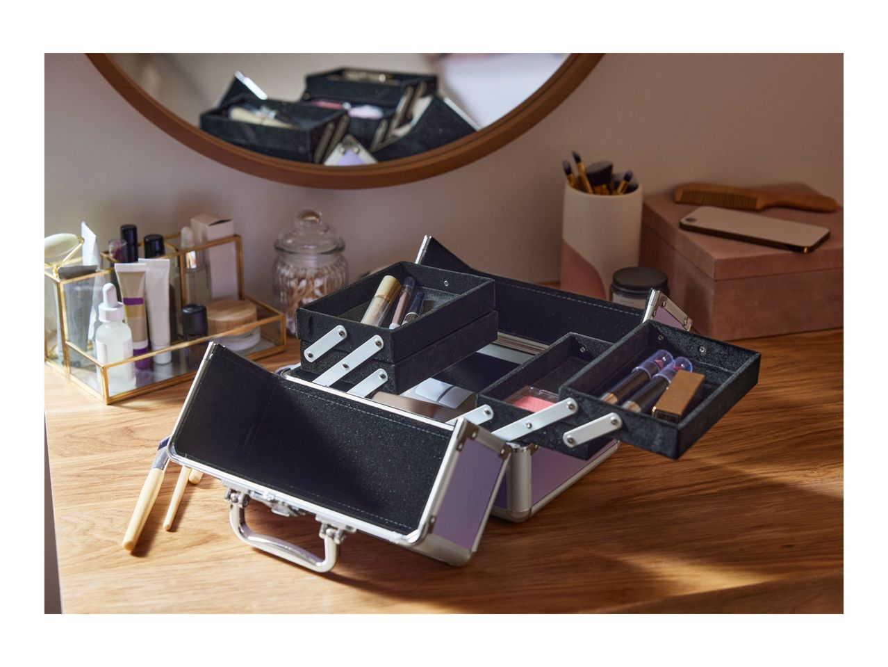 Go to full screen view: NA Vanity Case - Lilac - Image 4