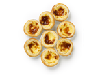 Vue de dessus de huit tartes Pastel de Nata dorées avec des dessus caramélisés.
