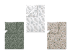 Drei Bettwäsche-Sets mit floralen Mustern: grün mit Blättern, weiß mit blauen und beigen Blumen, beige mit rosa Pfingstrosen.