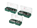 Trije kompleti orodja v zelenih škatlah, vključno z nastavki, vreznicami in izvijači.