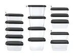 Stabelbare rektangulære madbeholdere i klar plast med sorte låg i forskellige størrelser.