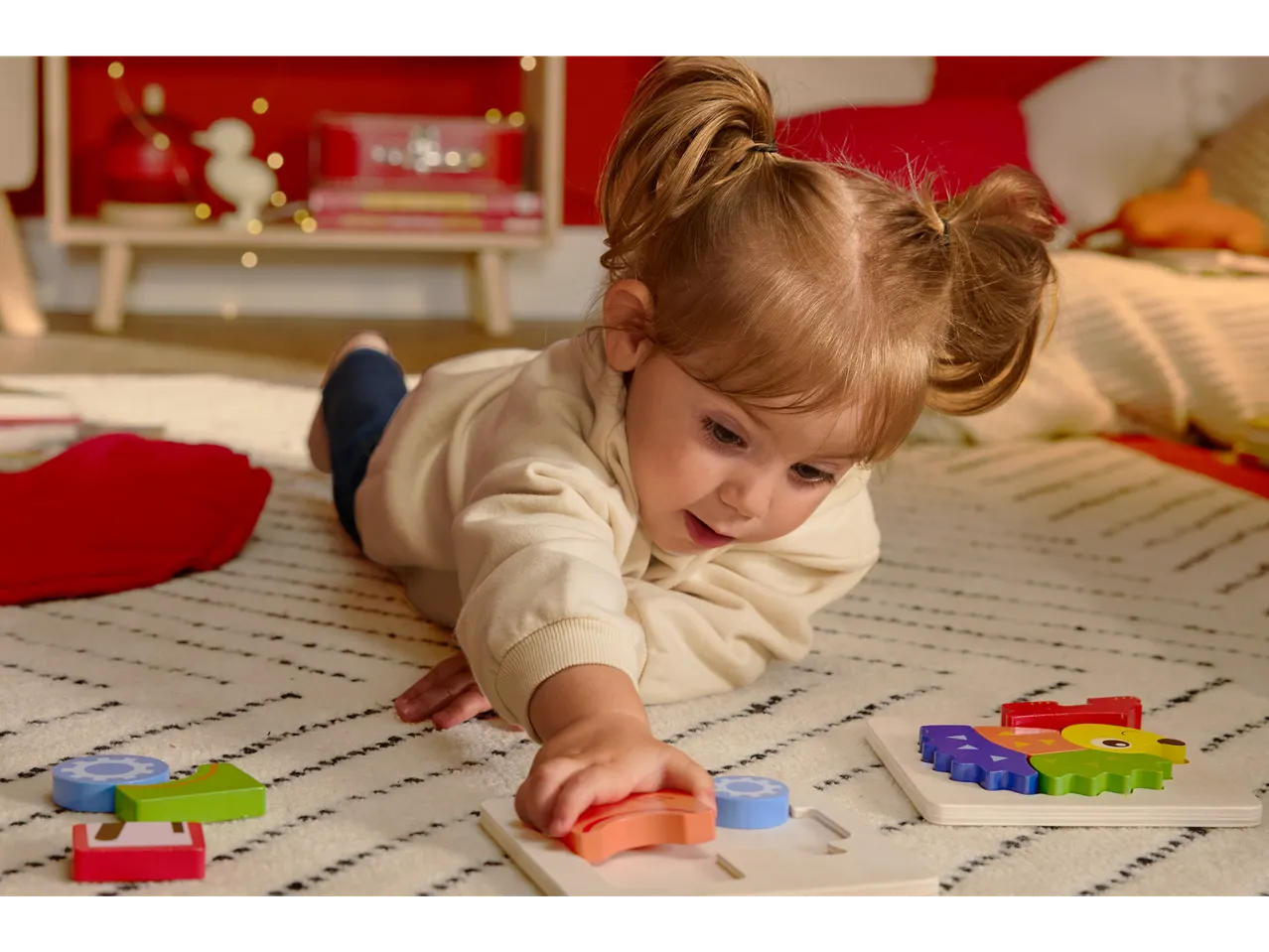 Un bambino gioca con un puzzle in legno LUPILU® su un tappeto