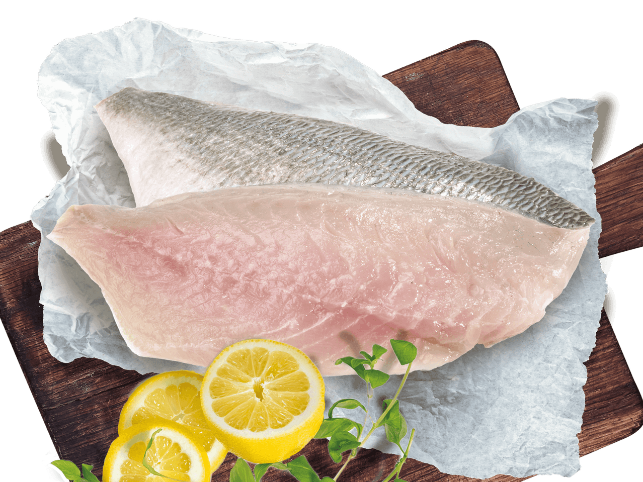 Zwei frische Fischfilets auf Pergamentpapier mit Zitronen und Thymian.