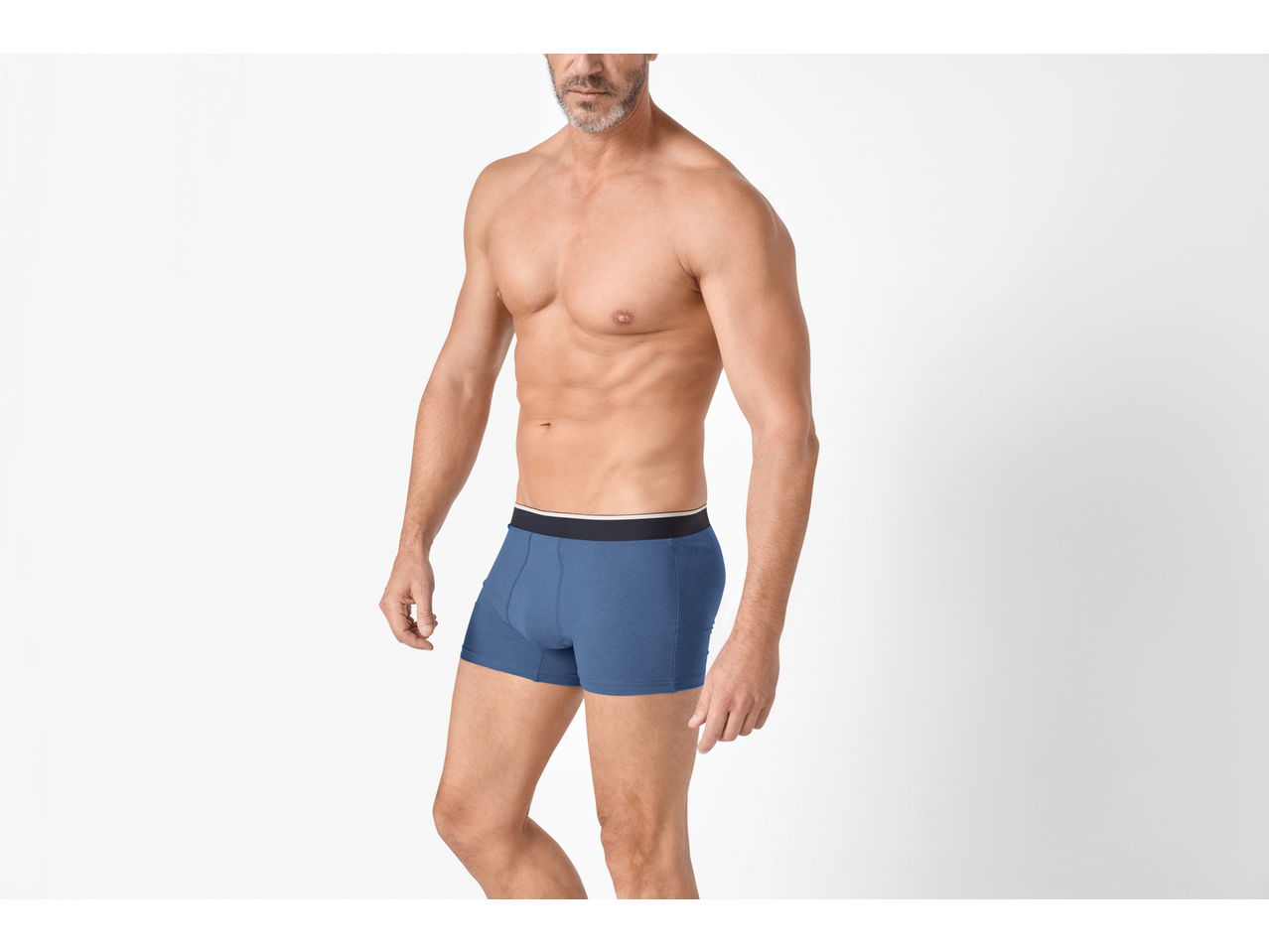Homem de tronco nu com boxers azuis