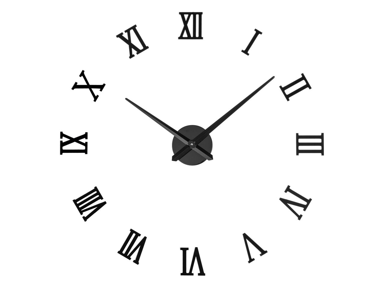 Un orologio da parete con numeri romani neri su sfondo bianco.