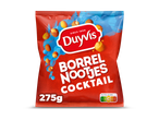 Een rode zak met borrelnootjes en de tekst 'Borrel Nootjes Cocktail', 275g, met Nutri-Score C.