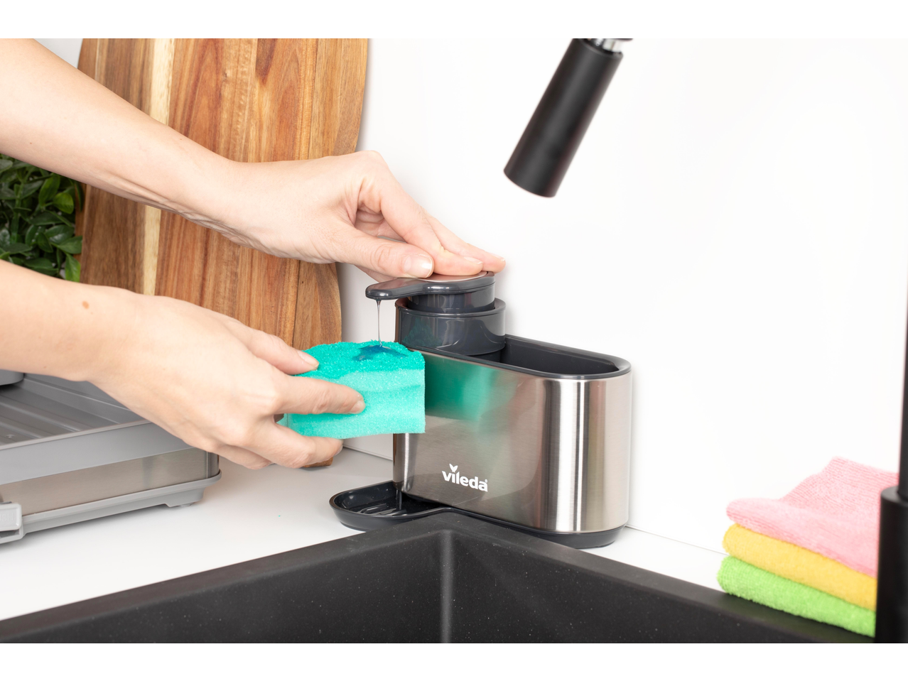 Organizator de chiuvetă Vileda cu burete și săpun.