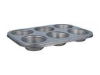 En aluminiumsform til muffins med seks rum.