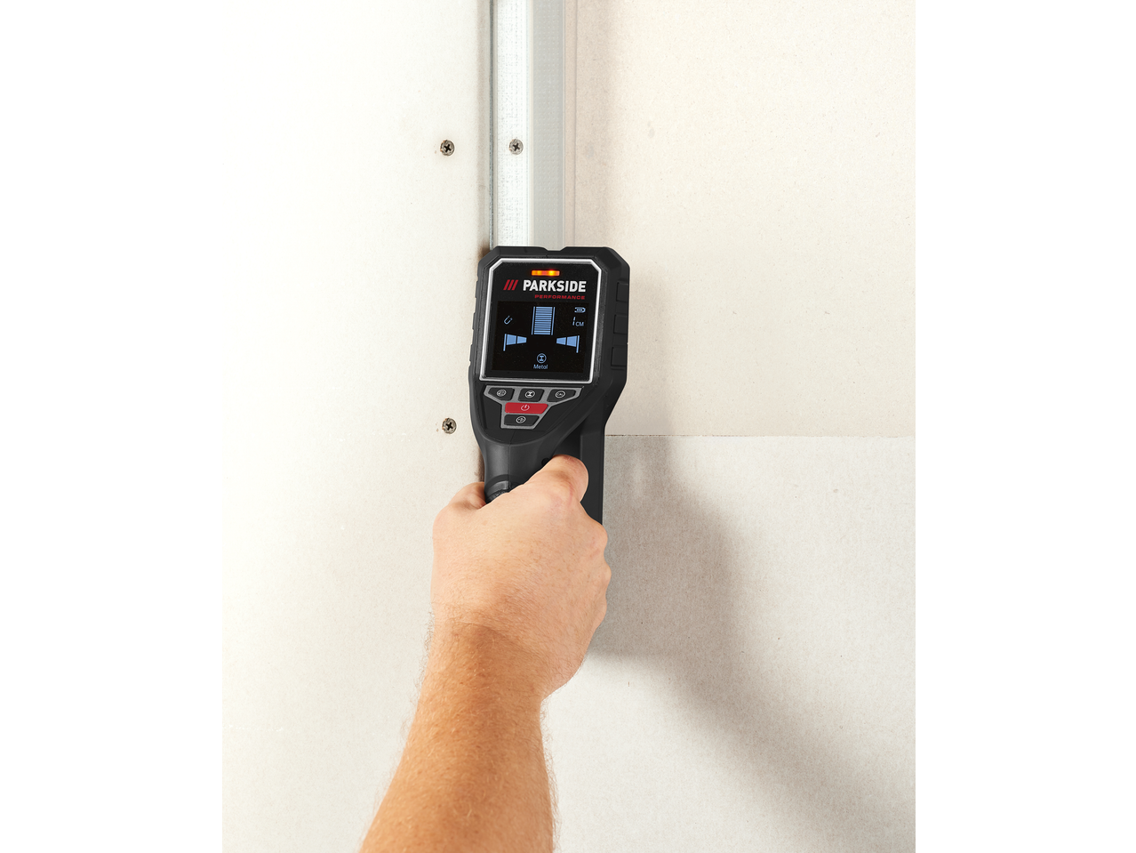 PARKSIDE PERFORMANCE Ortungsgerät erkennt Metallprofil in der Wand.
