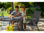 Homem e menina a jogar dominó numa mesa de jardim com cadeiras Livarno Aluminium-Klappsessel.