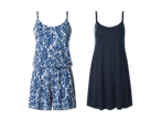 Zwei Damen-Nachthemden: ein blauer Overall mit Blättermuster und ein einfarbiges blaues Kleid.