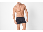 Homem em boxers com estampa de âncoras