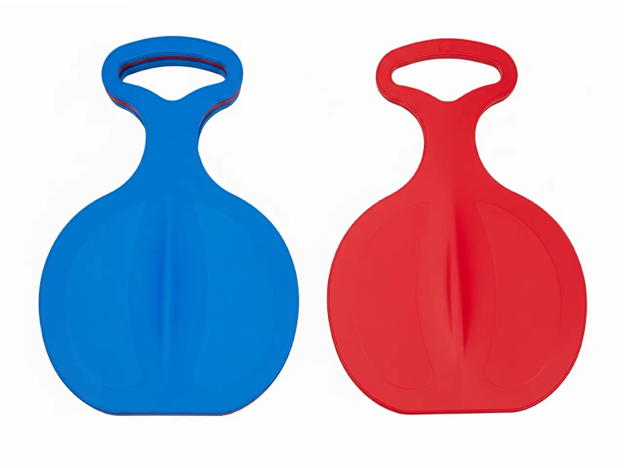 Twee plastic bobsleeën in blauw en rood, met handvatten, op een witte achtergrond.