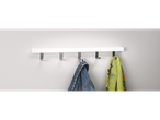 Cabide de parede branco Livarno Home com casaco e cachecol.