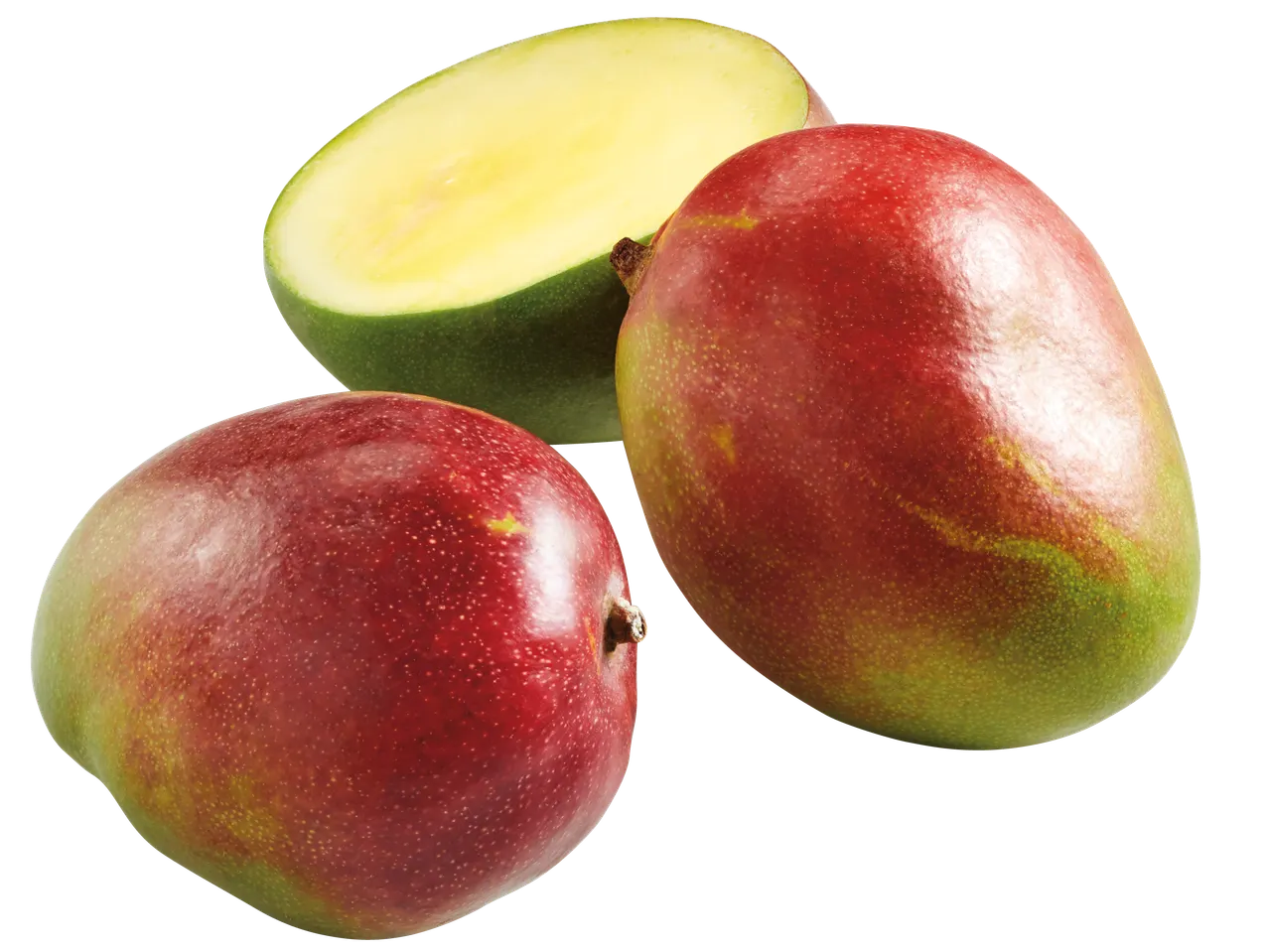 Två hela och en halverad mango med rött och grönt skal.