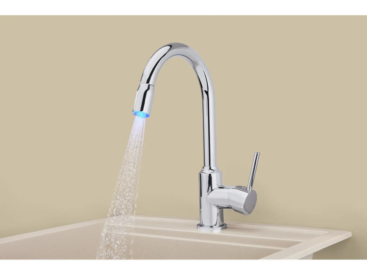 Rubinetto da cucina cromato con doccetta estraibile e luce LED blu, sopra un lavello beige.