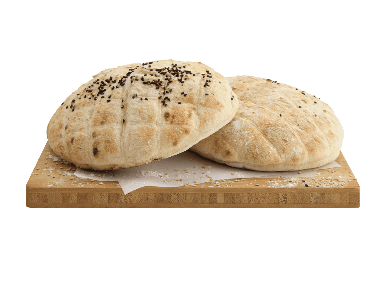 Due pani pita con semi di sesamo nero su un tagliere di legno.