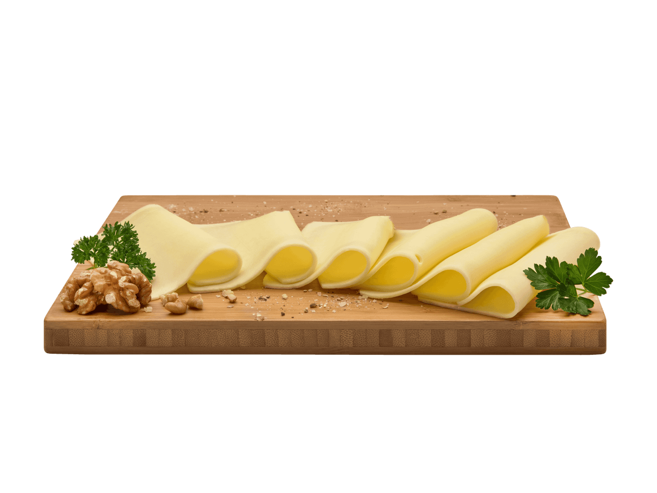 Tranches de fromage avec noix et persil sur une planche en bois, assaisonnées de sel et de poivre.