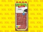 Опаковка със салам с посипка от черен пипер на Dulano XXL, показана върху жълт фон.