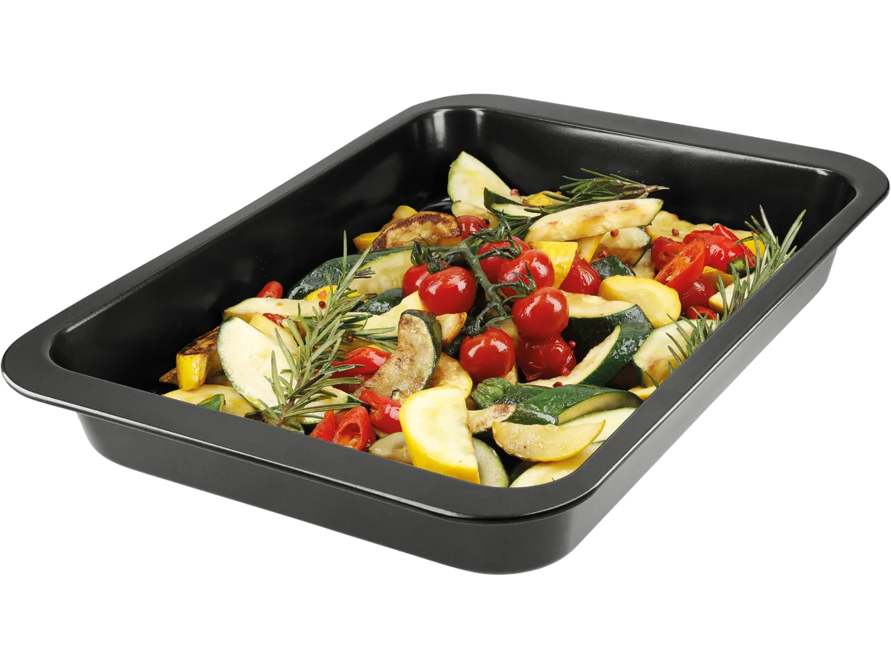 En svart ugnsform fylld med ugnsrostade grönsaker som zucchini, tomater och rosmarin.