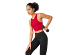 Femeie în top sport roșu și colanți negri face exerciții cu o ganteră.