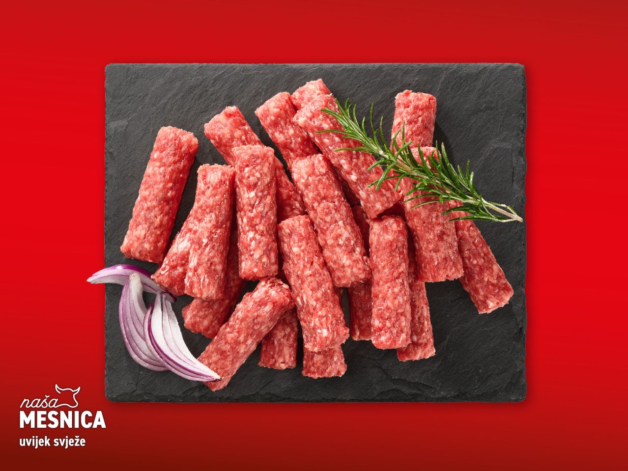 Ćevapi Carnex na crnoj podlozi, spremni za pripremu.